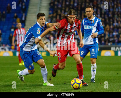 Barcelone, Espagne. Dec 22, 2017. Atletico de Madrid Filipe Luis (C) le dispute à l'Espanyol Javi Lopez (L) au cours d'un match de championnat espagnol entre l'Espanyol et de l'Atlético de Madrid à Barcelone, Espagne, le 22 décembre 2017. L'Espanyol a gagné 1-0. Credit : Joan Gosa/Xinhua/Alamy Live News Banque D'Images