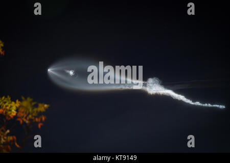 SpaceX Falcon 9 trainées de lancement de fusées, vus de la terre dans l'Est de Los Angeles, Californie, le 22 décembre 2017 Crédit : Jim Newberry/Alamy Live News Banque D'Images