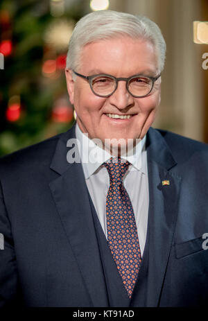 Berlin, Allemagne. Dec 21, 2017. ATTENTION : POUR PUBLICATION SOUS EMBARGO JUSQU'AU 24 DÉCEMBRE 00:01 GMT ! - Le Président allemand Frank-Walter Steinmeier se trouve dans le château de Bellevue après l'enregistrement de son adresse Noël à Berlin, Allemagne, 21 décembre 2017. L'adresse de Noël va être diffusée le 25 décembre 2017. Crédit : Michael Kappeler/dpa/Alamy Live News Banque D'Images