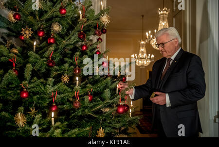 Berlin, Allemagne. Dec 21, 2017. ATTENTION : POUR PUBLICATION SOUS EMBARGO JUSQU'AU 24 DÉCEMBRE 00:01 GMT ! - Le Président allemand Frank-Walter Steinmeier se trouve dans le château de Bellevue après l'enregistrement de son adresse Noël à Berlin, Allemagne, 21 décembre 2017. L'adresse de Noël va être diffusée le 25 décembre 2017. Crédit : Michael Kappeler/dpa/Alamy Live News Banque D'Images