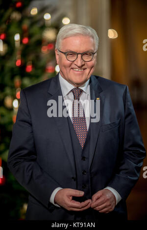 Berlin, Allemagne. Dec 21, 2017. ATTENTION : POUR PUBLICATION SOUS EMBARGO JUSQU'AU 24 DÉCEMBRE 00:01 GMT ! - Le Président allemand Frank-Walter Steinmeier se trouve dans le château de Bellevue après l'enregistrement de son adresse Noël à Berlin, Allemagne, 21 décembre 2017. L'adresse de Noël va être diffusée le 25 décembre 2017. Crédit : Michael Kappeler/dpa/Alamy Live News Banque D'Images