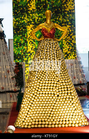 La ville de Cebu, aux Philippines. 26Th Dec 2017. Un arbre de Noël artistique par Robinsons Department store.L'arbre est l'un des quelque 18 autres arbres artistique faisant partie du Festival des arbres affichage à Robinsons Galleria Mall, à Cebu, aux Philippines.Les organismes de bienfaisance locaux bénéficient de dons faits par le public à l'arbre de leur choix qui correspond à un bénéficiaire. Credit : gallerie2/Alamy Live News Banque D'Images