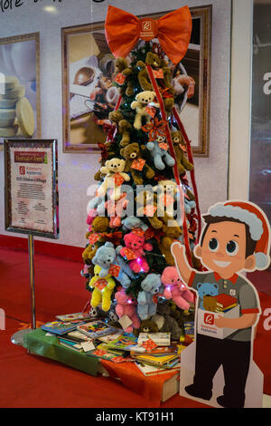 La ville de Cebu, aux Philippines. 26Th Dec 2017. Un arbre de Noël décoré avec des oursons en peluche offert par les appareils Robinsons.L'arbre est l'un des quelque 18 autres arbres artistique faisant partie du Festival des arbres affichage à Robinsons Galleria Mall, à Cebu, aux Philippines.Les organismes de bienfaisance locaux bénéficient de dons faits par le public à l'arbre de leur choix qui correspond à un bénéficiaire. Credit : gallerie2/Alamy Live News Banque D'Images