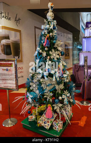 La ville de Cebu, aux Philippines. 26Th Dec 2017. Le film "gelé, constitue le thème principal de cet arbre de Noël offert par "Toys R Us".L'arbre est l'un des quelque 18 autres arbres artistique faisant partie du Festival des arbres affichage à Robinsons Galleria Mall, à Cebu, aux Philippines.Les organismes de bienfaisance locaux bénéficient de dons faits par le public à l'arbre de leur choix qui correspond à un bénéficiaire. Credit : gallerie2/Alamy Live News Banque D'Images