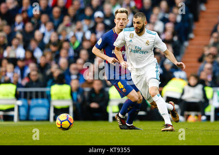 Barcelone, Espagne. 26Th Dec 2017. Karim Benzema du Real Madrid pendant le match. La Liga entre le Real Madrid vs FC Barcelone au Santiago Bernabeu à Madrid, Espagne, le 23 décembre 2017 . Más Información Gtres Crédit : Comuniación sur ligne, S.L./Alamy Live News Banque D'Images