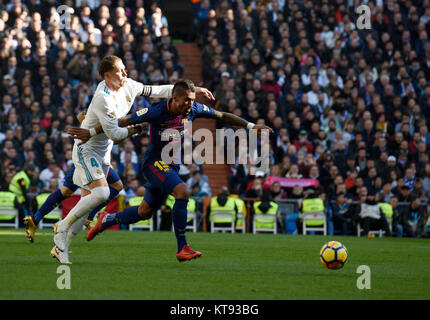 Madrid, Espagne. 26Th Dec 2017. Paulinho de Barcelone (R) et du Real Madrid Sergio Ramos rivalisent pour la balle au cours de l'espagnol La Liga match de football entre le Real Madrid et Barcelone au Santiago Bernabeu à Madrid, Espagne, le 23 décembre 2017. Credit : Guo Qiuda/Xinhua/Alamy Live News Banque D'Images