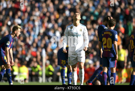 Madrid, Espagne. 26Th Dec 2017. Le Real Madrid Cristiano Ronaldo (avant) réagit au cours de l'espagnol La Liga match de football entre le Real Madrid et Barcelone au Santiago Bernabeu à Madrid, Espagne, le 23 décembre 2017. Credit : Guo Qiuda/Xinhua/Alamy Live News Banque D'Images