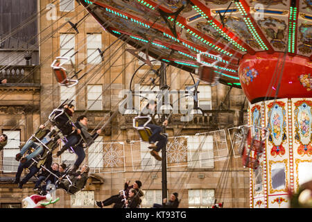 Glasgow, Royaume-Uni. 26Th Dec 2017. Les visiteurs de George Square profiter des attractions à l'approche de Noël, 2017. Crédit : George Philip/Alamy Live News Banque D'Images