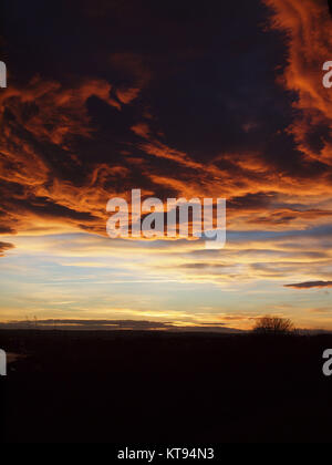 Newcastle Upon Tyne, le 23 mai 2017, Météo France. Une silhouette cloudscape dramatique par un coucher de soleil sur l'embouchure de la rivière Tyne à Tynemouth, North Tyneside. Credit : James Walsh/Alamy Live News Banque D'Images