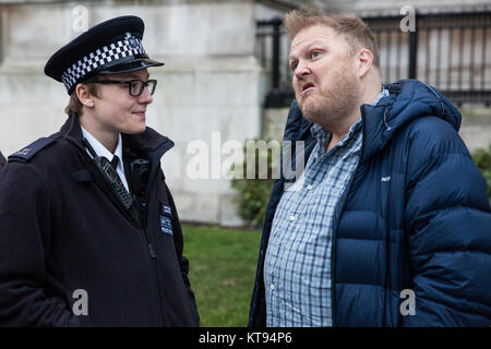 Londres, Royaume-Uni. 26Th Dec 2017. Un agent de police s'adresse à l'un des deux contre-manifestants à une protestation de militants pro-Palestiniens à Trafalgar Square pour appeler à la libération par les autorités israéliennes de membres de la famille Tamimi, en particulier jeune femme de 16 ans Depas Tamimi, du village de Nabi Saleh en Cisjordanie. Depas Tamimi a été arrêté par des soldats israéliens au cours d'un raid dans sa maison familiale à 4h le 19 décembre. La mère d'upesed, Nariman, et cousin Nour ont aussi été arrêtés. Credit : Mark Kerrison/Alamy Live News Banque D'Images