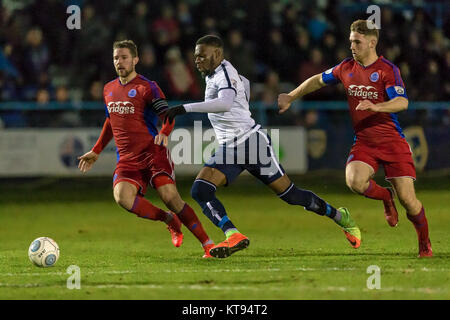 Guiseley, UK. 26Th Dec 2017. Mike (Fondop Guiseley AFC) traverse sur l'objectif mais Lewis Ward (en prêt à la lecture) (Aldershot Town) refuse l'AFC Guiseley deuxième but du jeu par un grand bloc lors de Guiseley AFC v Aldershot Town dans l'Vanarama Ligue Nationale jeu samedi 23 décembre 2017 à Nethermoor Park, Guiseley, West Yorkshire. Photo par Mark P Doherty. Credit : Pris Light Photography Limited/Alamy Live News Banque D'Images