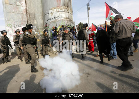 Bethléem, Cisjordanie, territoire palestinien. 26Th Dec 2017. Palestiniens déguisés en père Noël, faire face à la police des frontières israélienne au cours d'une manifestation dans la ville cisjordanienne de Bethléem, Samedi, Décembre 23, 2017. protester contre le président américain Donald Trump' ?s'annonce de reconnaître Jérusalem comme capitale d'Israël et d'un déménagement de l'ambassade américaine de Tel Aviv à Jérusalem : Crédit Hashlamoun Wisam APA/Images/ZUMA/Alamy Fil Live News Banque D'Images