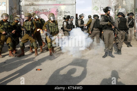 Bethléem, Cisjordanie, territoire palestinien. 26Th Dec 2017. Palestiniens déguisés en père Noël, faire face à la police des frontières israélienne au cours d'une manifestation dans la ville cisjordanienne de Bethléem, Samedi, Décembre 23, 2017. protester contre le président américain Donald Trump' ?s'annonce de reconnaître Jérusalem comme capitale d'Israël et d'un déménagement de l'ambassade américaine de Tel Aviv à Jérusalem : Crédit Hashlamoun Wisam APA/Images/ZUMA/Alamy Fil Live News Banque D'Images