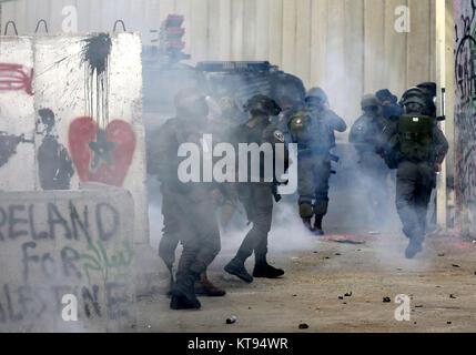 Bethléem, Cisjordanie, territoire palestinien. 26Th Dec 2017. Palestiniens déguisés en père Noël, faire face à la police des frontières israélienne au cours d'une manifestation dans la ville cisjordanienne de Bethléem, Samedi, Décembre 23, 2017. protester contre le président américain Donald Trump' ?s'annonce de reconnaître Jérusalem comme capitale d'Israël et d'un déménagement de l'ambassade américaine de Tel Aviv à Jérusalem : Crédit Hashlamoun Wisam APA/Images/ZUMA/Alamy Fil Live News Banque D'Images