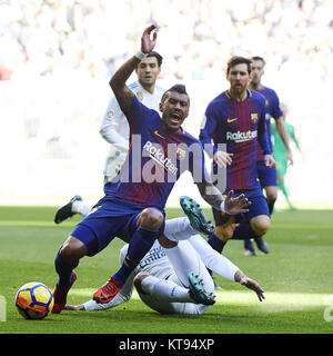 Madrid, Espagne. 26Th Dec 2017. Le milieu de terrain de Barcelone PAULINHO est souillée par le milieu de terrain du Real Madrid au cours de la Liga espagnole CASEMIRO action au stade Santiago Bernabeu. Crédit : Jack Abuin/ZUMA/Alamy Fil Live News Banque D'Images