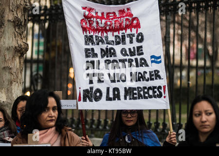 Madrid, Espagne. 26Th Dec 2017. La communauté hondurienne à Madrid marcher contre le président élu Juan Orlando Hernandez (JOH) appelant à la démocratie et de la paix au Honduras, à Madrid, Espagne. Credit : Marcos del Mazo/Alamy Live News Banque D'Images