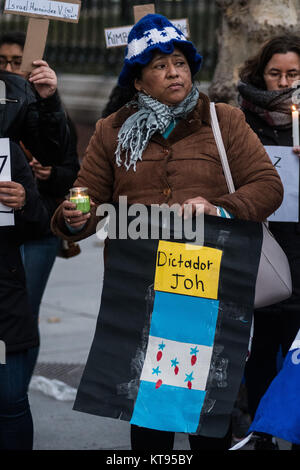 Madrid, Espagne. 26Th Dec 2017. La communauté hondurienne à Madrid marcher contre le président élu Juan Orlando Hernandez (JOH) appelant à la démocratie et de la paix au Honduras, à Madrid, Espagne. Credit : Marcos del Mazo/Alamy Live News Banque D'Images