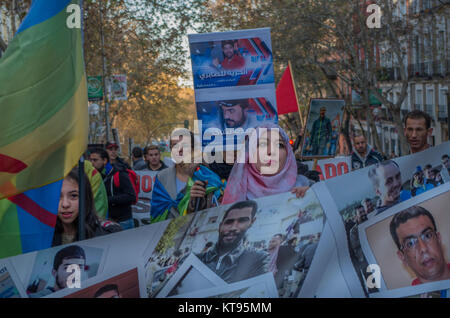Madrid, Espagne. 26Th Dec 2017. Des centaines de personnes ont protesté marocain à Madrid pour demander la liberté pour les plus de 500 prisonniers politiques du mouvement Rif Hirak dans leur patrie. Credit : Lora Grigorova/Alamy Live News Banque D'Images