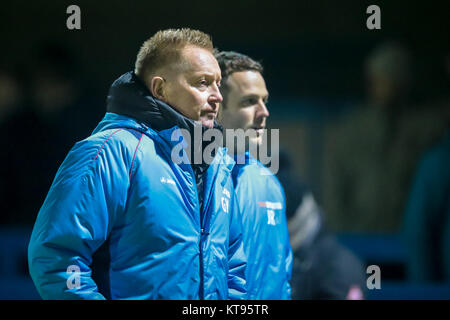 Guiseley, UK. 26Th Dec 2017. Gary Waddock (Manager)(Aldershot Town) promenades hors du terrain après avoir vu son côté tirer 1-1. Guiseley AFC v Aldershot Town dans l'Vanarama Ligue Nationale jeu samedi 23 décembre 2017 à Nethermoor Park, Guiseley, West Yorkshire. Photo par Mark P Doherty. Credit : Pris Light Photography Limited/Alamy Live News Banque D'Images