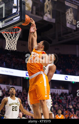 Winston-Salem, NC, USA. 26Th Dec 2017. Tennessee Williams de subvention (2) vaut pour la layup plus service Forest Centre Doral Moore (4) dans le match de basket-ball de NCAA à LJVM Coliseum de Winston-Salem, NC. (Scott Kinser/Cal Sport Media) Credit : csm/Alamy Live News Banque D'Images