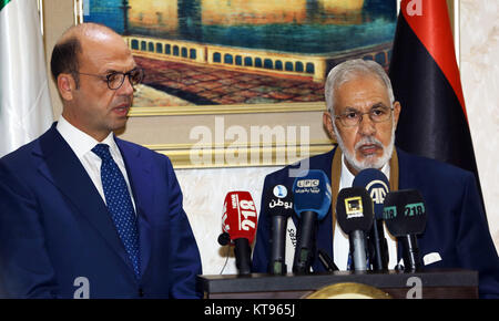 Tripoli (Libye). 26Th Dec 2017. Soutenues par l'ONU de Libye Le ministre des Affaires étrangères, Mohamed Sayala (R) prend la parole lors d'une conférence de presse avec le Ministre italien des affaires étrangères, Angelino Alfano à Tripoli, Libye, 23 décembre 2017. Le ministre italien des affaires étrangères, Angelino Alfano est en visite en Libye. Credit : Hamza Turkia/Xinhua/Alamy Live News Banque D'Images