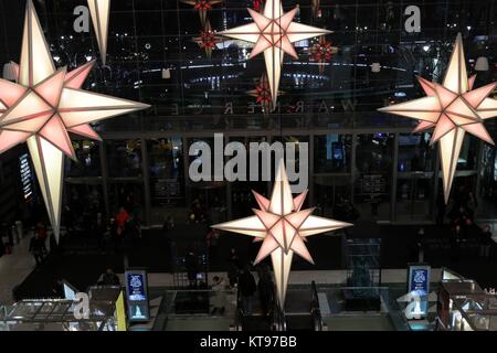 New York, NY, US. 23ème. Dec, 2017. Time Warner Center, à l'accueil du bureau de New York du réseau CNN vacances lumière présentation à Columbus Circle à New York. © 2017 Ronald G. Lopez/DigiPixsAgain.us/Alamy Live News Banque D'Images