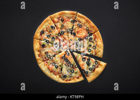 Pizza barbecue avec cornichoni peperoni olives mozzarella fromage sur fond noir en noir Banque D'Images