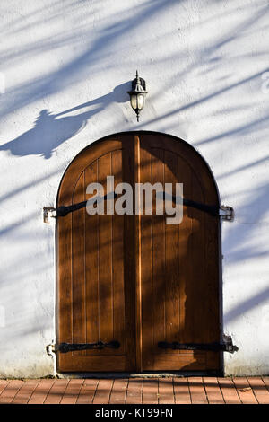 Vieilles portes en bois sur l'église avec une ombre Banque D'Images