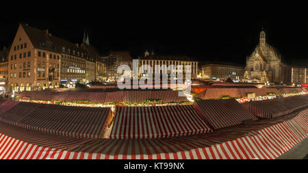 NUREMBERG, ALLEMAGNE - Décembre 7th, 2017 : Panorama de l'allumé Marché de Noël à Nuremberg dans la nuit Banque D'Images