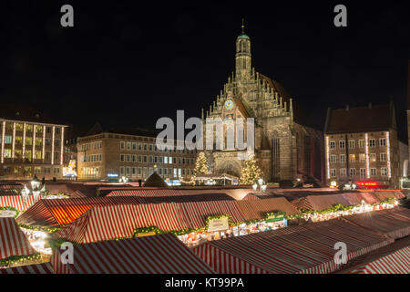 NUREMBERG, ALLEMAGNE - Décembre 7th, 2017 : Le marché de Noël à Nuremberg dans la nuit Banque D'Images