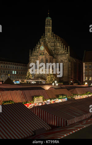 NUREMBERG, ALLEMAGNE - Décembre 7th, 2017 : Le marché de Noël à Nuremberg dans la nuit Banque D'Images