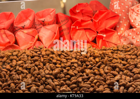 Amandes caramélisées et grillées à un marché de Noël close up Banque D'Images