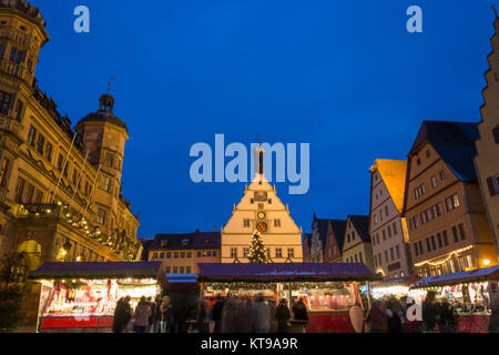 Le marché de Noël à Rothenburg ob der Tauber, Allemagne au cours de l'heure bleue Banque D'Images