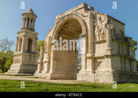 L'Arc de Triomphe de Glanum, et Mausolée des Julii juste en dehors de la porte nord de la ville antique de Glanum, St Rémy de Provence, France. Banque D'Images