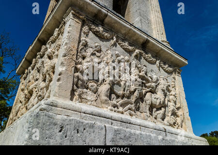 Le mausolée de l'Julii, situé de l'autre côté de la Via Domitia, juste à l'extérieur de l'entrée de la ville antique de Glanum. Saint Remy de Provence, France. Banque D'Images