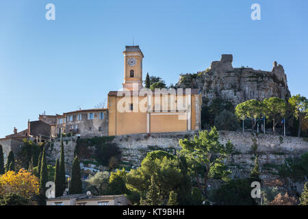 Èze village médiéval avec l'Eglise Notre Dame de l'Assomption, la tour d'Azur, Alpes Maritimes, France Banque D'Images