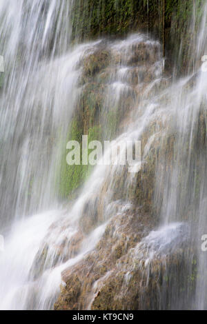 Detian Cascades en Chine, également connu sous le nom de Ban Gioc au Vietnam est le quatrième plus grand cascades transnationales dans le monde. Situé dans les collines karstiques de D Banque D'Images