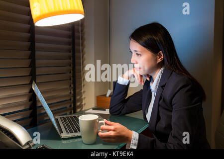 Business Woman looking at laptop computer Banque D'Images