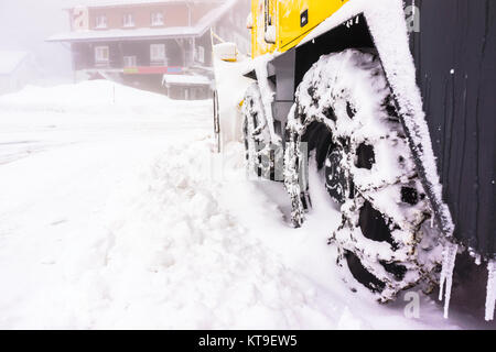 Libre d'une chaîne de roue un chasse-neige neige avec copie espace - - Vosges (France) - décembre 2017 Banque D'Images