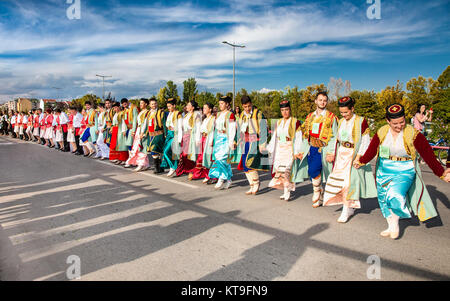 NOVI SAD, SERBIE-Oct 4, 2015 : record mondial Guinness Plus Folk Dance on Oct 4. 2015 à Novi Sad, Serbie. Plus de 12.000 participants de briser le record Guinness Banque D'Images