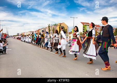 NOVI SAD, SERBIE-Oct 4, 2015 : record mondial Guinness Plus Folk Dance on Oct 4. 2015 à Novi Sad, Serbie. Plus de 12.000 participants de briser le record Guinness Banque D'Images