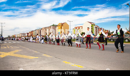 NOVI SAD, SERBIE-Oct 4, 2015 : record mondial Guinness Plus Folk Dance on Oct 4. 2015 à Novi Sad, Serbie. Plus de 12.000 participants de briser le record Guinness Banque D'Images