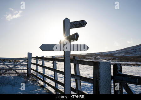 Panneau en bois aux sentiers dans les Pics sur un matin d'hiver enneigé. Peu de foin, Derbyshire, Angleterre. Banque D'Images