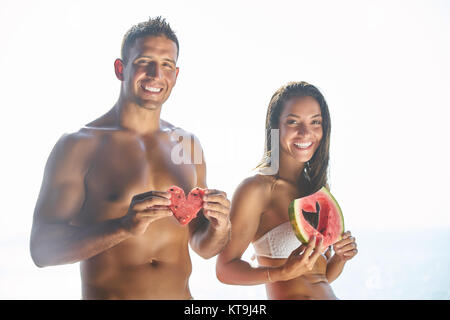 Happy Romantic Couple d'âge moyen avec sa promenade sur la plage au coucher du soleil. Voyage Vacances Concept de vie à la retraite Banque D'Images