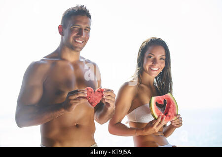 Happy Romantic Couple d'âge moyen avec sa promenade sur la plage au coucher du soleil. Voyage Vacances Concept de vie à la retraite Banque D'Images
