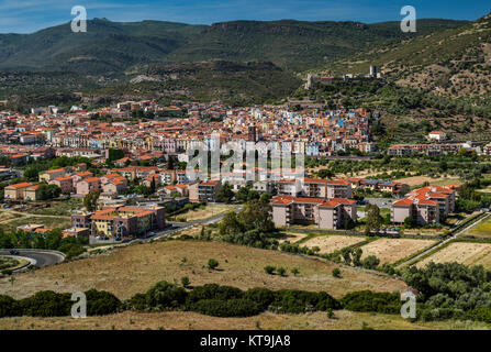 Vue générale de la ville de Bosa, Castello Malaspina en distance, Bosa, province d'Oristano, Sardaigne, Italie Banque D'Images