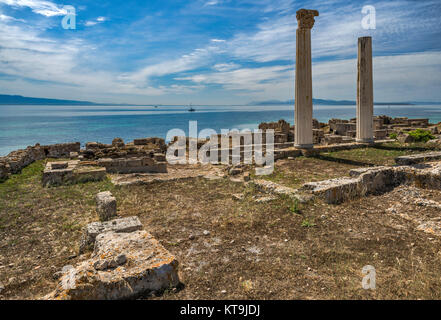 Tempio Tetrastilo, deux colonnes, Golfo di Oristano à distance, site archéologique de Tharros, municipalité de Cabras, Sardaigne, Italie Banque D'Images