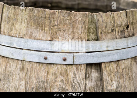 Détail de l'old vintage tonneau en bois avec des cerceaux de métal Banque D'Images