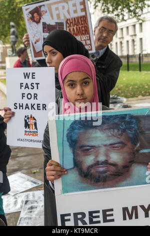 Zainab Omar (10) dont le père Shawki Ahmed Omar est toujours en détention pour une durée indéterminée en Iraq après ses parents ont été arrêtés et torturés par les États-Unis en Irak en 2004 se tient avec les autres manifestants appelant à sa libération. Banque D'Images