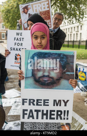 Zainab Omar (10) dont le père Shawki Ahmed Omar est toujours en détention pour une durée indéterminée en Iraq après ses parents ont été arrêtés et torturés par les États-Unis en Irak en 2004 se tient avec les autres manifestants appelant à sa libération. Banque D'Images